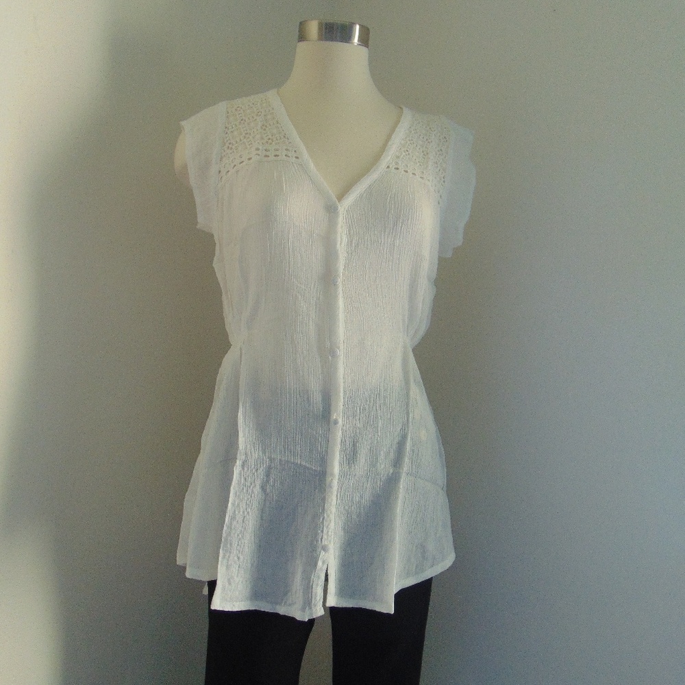 NWT Beautiful White Top - Size S